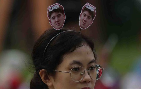 Suporter mengenakan atribut timnas di Stadion Utama Gelora Bung Karno, Jakarta, Kamis (05/06/2025).
