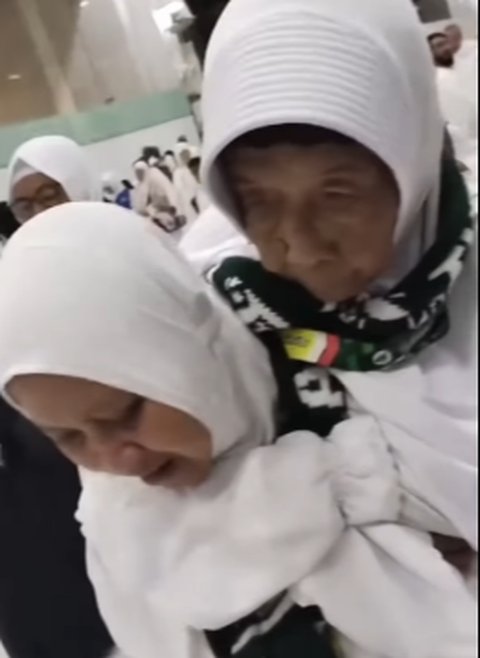 Perempuan ini Menangis Haru Bisa Gendong Ibunya saat Ibadah Haji