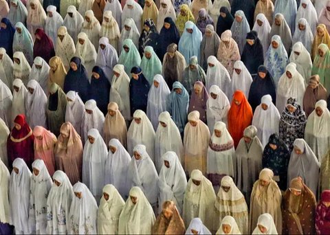 Ada 105 lokasi yang akan menggelar sholat Idul Adha di Surabaya. (JUNI KRISWANTO/AFP)