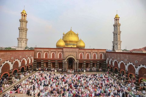 Ribuan jemaah melaksanakan salat Iduladha 1446 Hijriah di Masjid Kubah Emas, Depok, Jawa Barat, pada Jumat (6/6/2025). Pelaksanaan ibadah tersebut berlangsung khusyuk dan tertib, diikuti oleh ribuan jemaah dari berbagai wilayah sekitar.