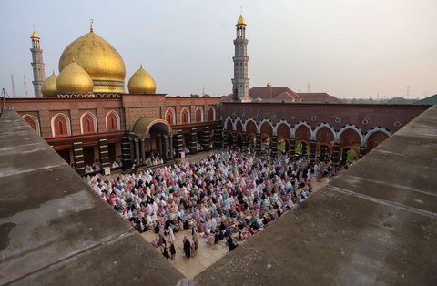 Ribuan jemaah melaksanakan salat Iduladha 1446 Hijriah di Masjid Kubah Emas, Depok, Jawa Barat, pada Jumat (6/6/2025). Pelaksanaan ibadah tersebut berlangsung khusyuk dan tertib, diikuti oleh ribuan jemaah dari berbagai wilayah sekitar.