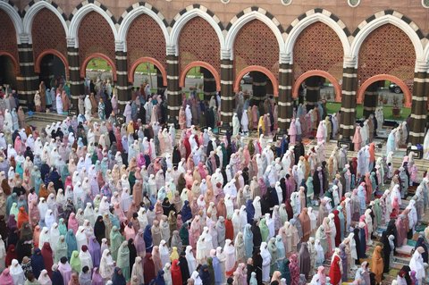 Ribuan jemaah melaksanakan salat Iduladha 1446 Hijriah di Masjid Kubah Emas, Depok, Jawa Barat, pada Jumat (6/6/2025). Pelaksanaan ibadah tersebut berlangsung khusyuk dan tertib, diikuti oleh ribuan jemaah dari berbagai wilayah sekitar.