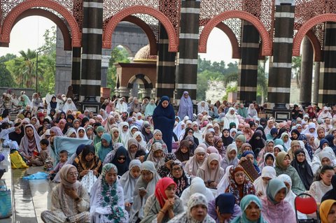 Ribuan jemaah melaksanakan salat Iduladha 1446 Hijriah di Masjid Kubah Emas, Depok, Jawa Barat, pada Jumat (6/6/2025). Pelaksanaan ibadah tersebut berlangsung khusyuk dan tertib, diikuti oleh ribuan jemaah dari berbagai wilayah sekitar.