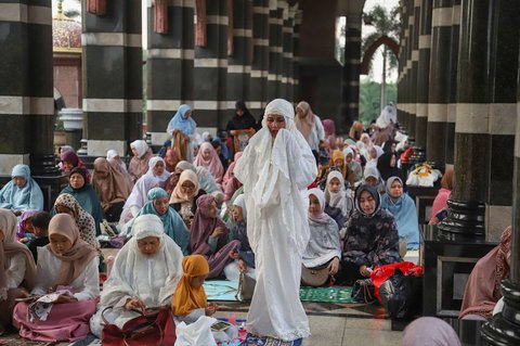 Ribuan jemaah melaksanakan salat Iduladha 1446 Hijriah di Masjid Kubah Emas, Depok, Jawa Barat, pada Jumat (6/6/2025). Pelaksanaan ibadah tersebut berlangsung khusyuk dan tertib, diikuti oleh ribuan jemaah dari berbagai wilayah sekitar.
