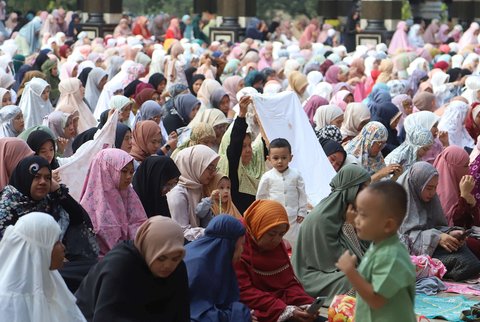 Ribuan jemaah melaksanakan salat Iduladha 1446 Hijriah di Masjid Kubah Emas, Depok, Jawa Barat, pada Jumat (6/6/2025). Pelaksanaan ibadah tersebut berlangsung khusyuk dan tertib, diikuti oleh ribuan jemaah dari berbagai wilayah sekitar.