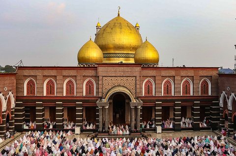 Ribuan jemaah melaksanakan salat Iduladha 1446 Hijriah di Masjid Kubah Emas, Depok, Jawa Barat, pada Jumat (6/6/2025). Pelaksanaan ibadah tersebut berlangsung khusyuk dan tertib, diikuti oleh ribuan jemaah dari berbagai wilayah sekitar.