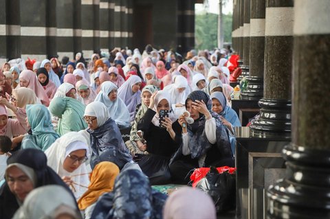 Ribuan jemaah melaksanakan salat Iduladha 1446 Hijriah di Masjid Kubah Emas, Depok, Jawa Barat, pada Jumat (6/6/2025). Pelaksanaan ibadah tersebut berlangsung khusyuk dan tertib, diikuti oleh ribuan jemaah dari berbagai wilayah sekitar.