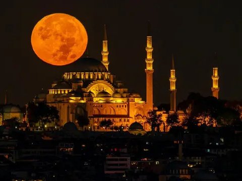 Ilustrasi bulan purnama, masjid, Islami. (Photo by Yasir Grbz from Pexels)