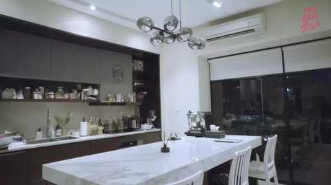 5 Potret Dapur Vidi Aldiano dengan Konsep Bachelor Pad, Minimalis Nuana Monokrom - Dilengkapi Mesin Kopi