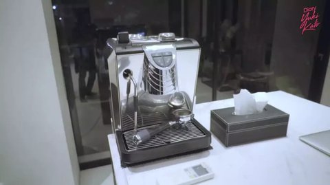 5 Potret Dapur Vidi Aldiano dengan Konsep Bachelor Pad, Minimalis Nuana Monokrom - Dilengkapi Mesin Kopi