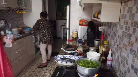 Tak Tersorot, 5 Potret Dapur Kotor Yuni Shara yang Bersih dengan Perabotan Lengkap - Kitchen Putih Elegan