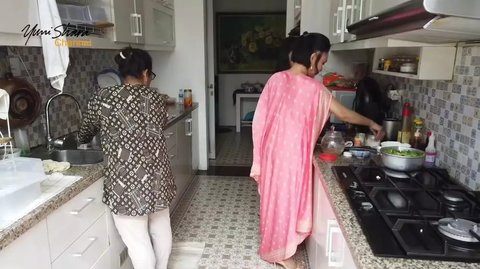 Tak Tersorot, 5 Potret Dapur Kotor Yuni Shara yang Bersih dengan Perabotan Lengkap - Kitchen Putih Elegan