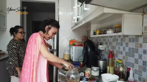 Tak Tersorot, 5 Potret Dapur Kotor Yuni Shara yang Bersih dengan Perabotan Lengkap - Kitchen Putih Elegan