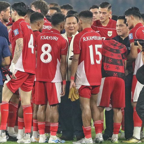 Presiden Prabowo Subianto (menyalami pesepak bola Timnas Indonesia Jays Noah Idzes usai pertnadingan melawan Timnas China pada laga Kualifikasi Piala Dunia 2026 putaran ketiga Grup C di Stadion Utama Gelora Bung Karno, Jakarta, Kamis (5/6/2025). Timnas Indonesia mengalahkan China dengan skor 1-0