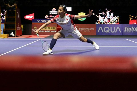Pebulu tangkis tunggal putri Indonesia Putri Kusuma Wardani saat bertanding menghadapi wakil Jepang, Akane Yamaguchi pada babak perempat final Indonesia Open 2025 di Istora Senayan, Gelora Bung Karno, Jakarta, Jumat (6/6/2025). Putri gagal melaju ke semifinal seusai kalah dengan skor 19-21, 20-22.