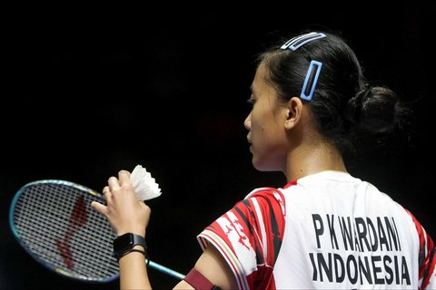 Pebulu tangkis tunggal putri Indonesia Putri Kusuma Wardani saat bertanding menghadapi wakil Jepang, Akane Yamaguchi pada babak perempat final Indonesia Open 2025 di Istora Senayan, Gelora Bung Karno, Jakarta, Jumat (6/6/2025). Putri gagal melaju ke semifinal seusai kalah dengan skor 19-21, 20-22.
