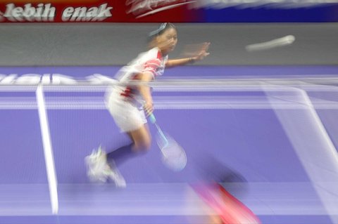 Pebulu tangkis tunggal putri Indonesia Putri Kusuma Wardani saat bertanding menghadapi wakil Jepang, Akane Yamaguchi pada babak perempat final Indonesia Open 2025 di Istora Senayan, Gelora Bung Karno, Jakarta, Jumat (6/6/2025). Putri gagal melaju ke semifinal seusai kalah dengan skor 19-21, 20-22.