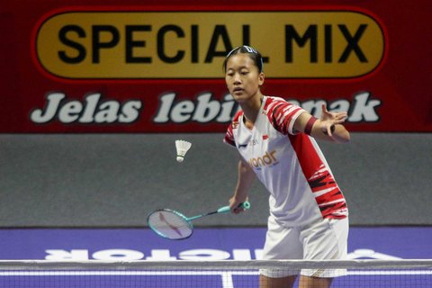 Pebulu tangkis tunggal putri Indonesia Putri Kusuma Wardani saat bertanding menghadapi wakil Jepang, Akane Yamaguchi pada babak perempat final Indonesia Open 2025 di Istora Senayan, Gelora Bung Karno, Jakarta, Jumat (6/6/2025). Putri gagal melaju ke semifinal seusai kalah dengan skor 19-21, 20-22.