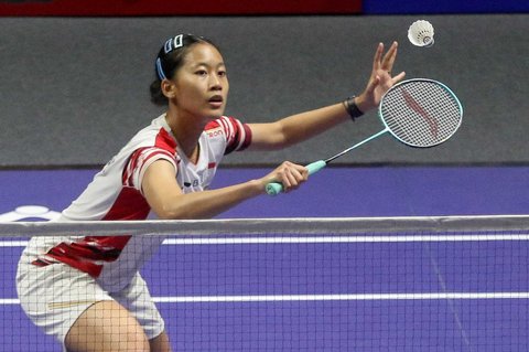 Pebulu tangkis tunggal putri Indonesia Putri Kusuma Wardani saat bertanding menghadapi wakil Jepang, Akane Yamaguchi pada babak perempat final Indonesia Open 2025 di Istora Senayan, Gelora Bung Karno, Jakarta, Jumat (6/6/2025). Putri gagal melaju ke semifinal seusai kalah dengan skor 19-21, 20-22.