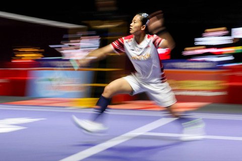 Pebulu tangkis tunggal putri Indonesia Putri Kusuma Wardani saat bertanding menghadapi wakil Jepang, Akane Yamaguchi pada babak perempat final Indonesia Open 2025 di Istora Senayan, Gelora Bung Karno, Jakarta, Jumat (6/6/2025). Putri gagal melaju ke semifinal seusai kalah dengan skor 19-21, 20-22.