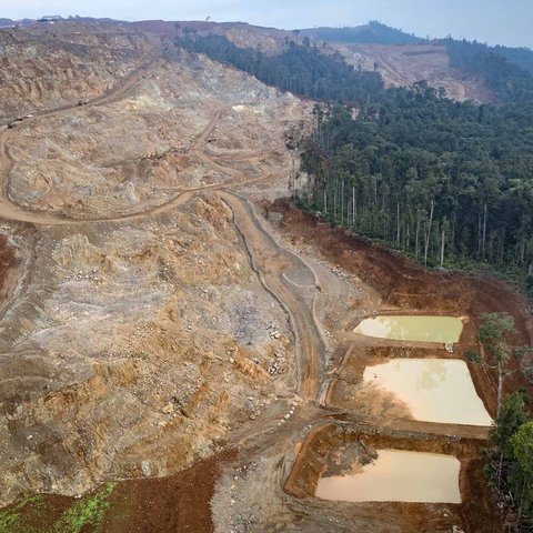 Foto udara terlihat  asap mengepul di  pusat pengolahan dan peleburan nikel utama,Weda Bay Industrial Park (WBIP) di Lelilef Sawai, Halmahera Tengah, Maluku Utara, (18/04/2025).