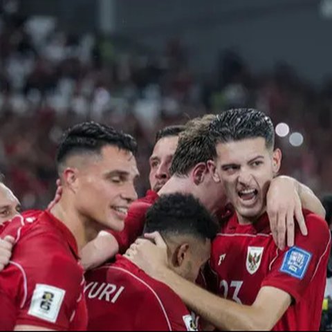 Para pemain Timnas Indonesia merayakan gol yang dicetak Ole Lennard Romeny ke gawang China dalam laga Kualifikasi Piala Dunia 2026 zona Asia di Stadion Utama Gelora Bung Karno (SUGBK) Sena