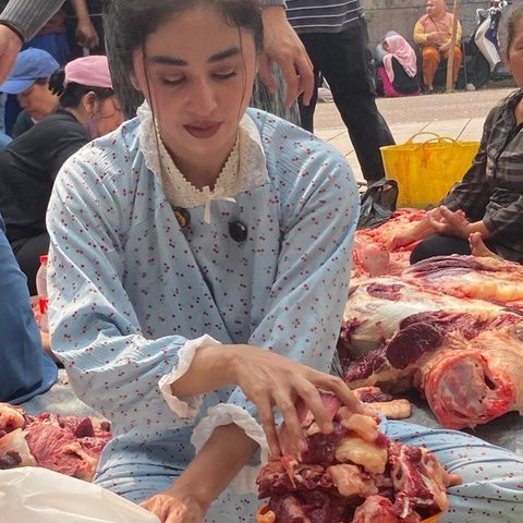 Potret Cantik Dewi Perssik Saat Potong dan Timbang Daging Kurban Idul Adha, Tampil Simple Pakai Piyama