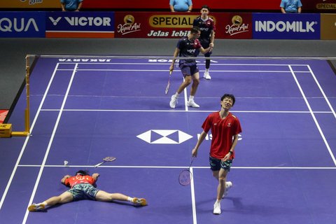 Pasangan ganda putra Indonesia, Fajar Alfian dan Muhammad Rian, bertanding melawan wakil China, Huang Di dan Liu Ya, dalam babak perempat final Indonesia Open 2025 di Istora Senayan, Gelora Bung Karno, Jakarta, pada Jumat (6/6/2025). Fajar/Rian berhasil lolos ke babak semifinal setelah mengalahkan Huang/Liu dalam duel ketat yang berakhir dengans skor 21-19, 23-21.