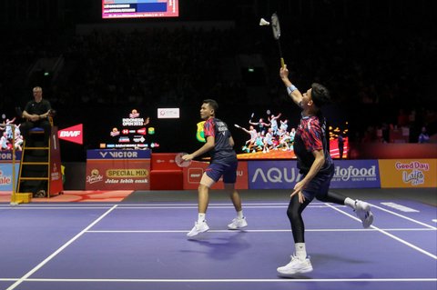 Pasangan ganda putra Indonesia, Fajar Alfian dan Muhammad Rian, bertanding melawan wakil China, Huang Di dan Liu Ya, dalam babak perempat final Indonesia Open 2025 di Istora Senayan, Gelora Bung Karno, Jakarta, pada Jumat (6/6/2025). Fajar/Rian berhasil lolos ke babak semifinal setelah mengalahkan Huang/Liu dalam duel ketat yang berakhir dengans skor 21-19, 23-21.
