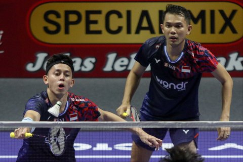Pasangan ganda putra Indonesia, Fajar Alfian dan Muhammad Rian, bertanding melawan wakil China, Huang Di dan Liu Ya, dalam babak perempat final Indonesia Open 2025 di Istora Senayan, Gelora Bung Karno, Jakarta, pada Jumat (6/6/2025). Fajar/Rian berhasil lolos ke babak semifinal setelah mengalahkan Huang/Liu dalam duel ketat yang berakhir dengans skor 21-19, 23-21.