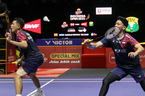 Pasangan ganda putra Indonesia, Fajar Alfian dan Muhammad Rian, bertanding melawan wakil China, Huang Di dan Liu Ya, dalam babak perempat final Indonesia Open 2025 di Istora Senayan, Gelora Bung Karno, Jakarta, pada Jumat (6/6/2025). Fajar/Rian berhasil lolos ke babak semifinal setelah mengalahkan Huang/Liu dalam duel ketat yang berakhir dengans skor 21-19, 23-21.