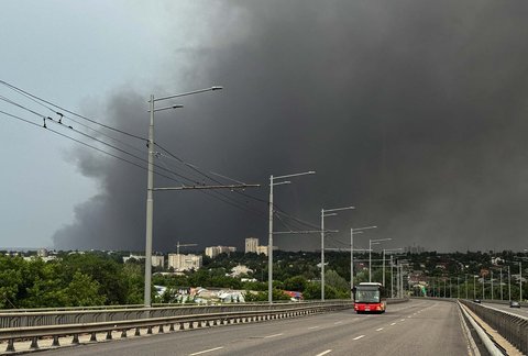 Asap mengepul di atas kota saat serangan pesawat drone di Kharkiv, Ukraina, Sabtu (07/06/2025).