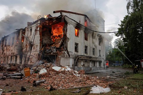 Petugas pemadam kebakaran memadamkam api pada  gedung yang terkena serangan pesawat drone Rusia di Kharkiv, Ukraina, Sabtu (07/06/2025).