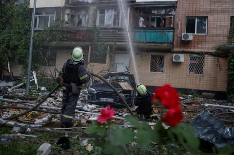 Petugas pemadam kebakaran memadamkam api pada  gedung yang terkena serangan pesawat drone Rusia di Kharkiv, Ukraina, Sabtu (07/06/2025).