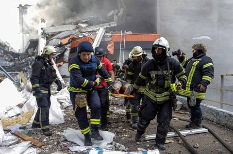 Tim penyelamat dan paramedis membawa seorang warga yang terluka akibat tertimpa reruntuhan bangunan yang terkena serangan drone Rusia di Kharkiv, Ukraina, Sabtu (07/06/2025).