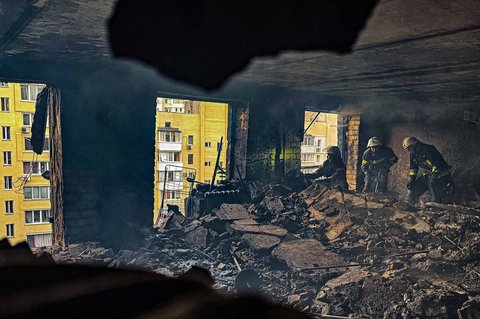 Petugas pemadam kebakaran  usai memadamkam api pada  gedung yang terkena serangan pesawat drone Rusia di Kharkiv, Ukraina, Sabtu (07/06/2025).