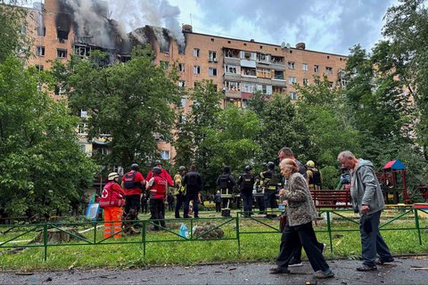 Warga berjalan di depan apartemen yang terkena serangan pesawat drone Rusia, di tengah serangan Rusia terhadap Ukraina di Kharkiv, Ukraina, Sabtu (07/06/2025).