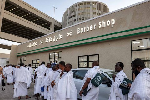 Jemaah haji  antri mencuku rambut  pada sebuah barber shop di Mina, Arab Saudi, (06/06/2025).