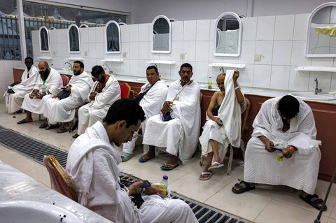 Jemaah haji  antri mencukur rambut  pada sebuah barber shop di Mina, Arab Saudi, (06/06/2025).