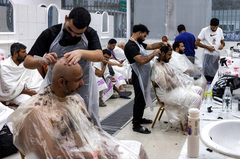 Jemaah haji dicukur rambutnya pada sebuah barber shop di Mina, Arab Saudi, (06/06/2025).