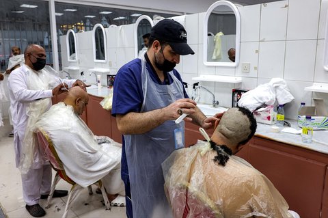 Jemaah haji dicukurrambutnya pada sebuah barber shop di Mina, Arab Saudi, (06/06/2025).