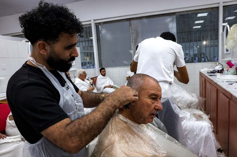 Jemaah haji dicukur rambutnya pada sebuah barber shop di Mina, Arab Saudi, (06/06/2025).