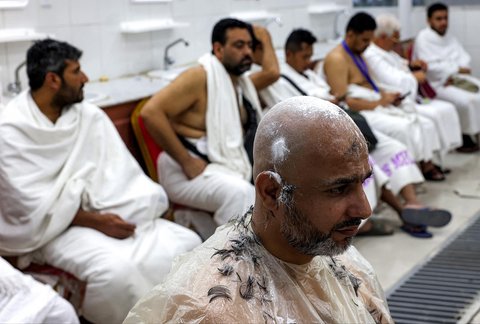 Jemaah haji dicukur rambutnya pada sebuah barber shop di Mina, Arab Saudi, (06/06/2025).