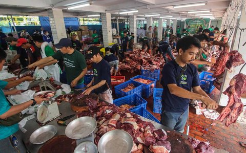 Petugas memotong daging hewan kurban di Masjid Istiqlal, Jakarta, Sabtu (070/6/2025)