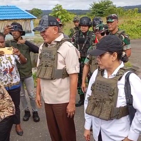 Sri Mulyani dan Sjafrie Sjamsoeddin Pakai Rompi Anti Peluru