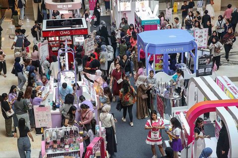 Pengunjung pada Pameran Beautyfest Asia Jakarta 2025 di Mall Kota Kasablanka, Jakarta, Sabtu (7/6/2025).
