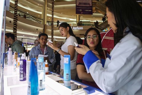 Pengunjung mencoba produk kecantikan pada Pameran Beautyfest Asia Jakarta 2025 di Mall Kota Kasablanka, Jakarta, Sabtu (7/6/2025).