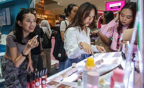 Pengunjung mencoba produk kecantikan pada Pameran Beautyfest Asia Jakarta 2025 di Mall Kota Kasablanka, Jakarta, Sabtu (7/6/2025).