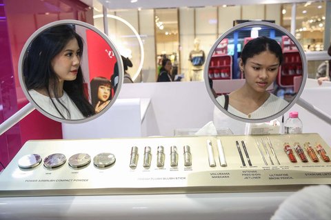 Pengunjung mencoba produk kecantikan pada Pameran Beautyfest Asia Jakarta 2025 di Mall Kota Kasablanka, Jakarta, Sabtu (7/6/2025).
