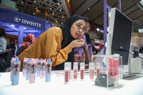 Pengunjung mencoba produk kecantikan pada Pameran Beautyfest Asia Jakarta 2025 di Mall Kota Kasablanka, Jakarta, Sabtu (7/6/2025).